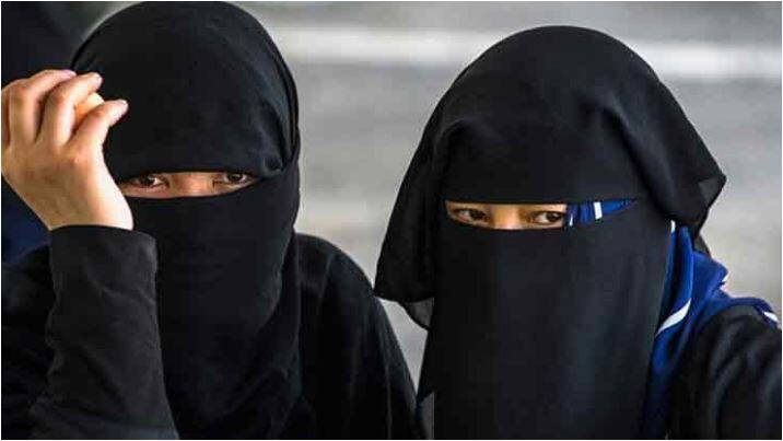 बेल्जियम और फ्रांस के बाद बुर्के पर बैन लगाने वाला नीदरलैंड तीसरा देश है, जहां बुर्का साल 2015 से बैन है. खास बात ये है कि नीदरलैंड की सरकार ने इसे सार्जवनिक जगहों पर लागू नहीं किया है. इस देश में बुर्का स्कूल, हॉस्पिटल और पब्लिक ट्रांसपोर्ट तक सीमित है. 