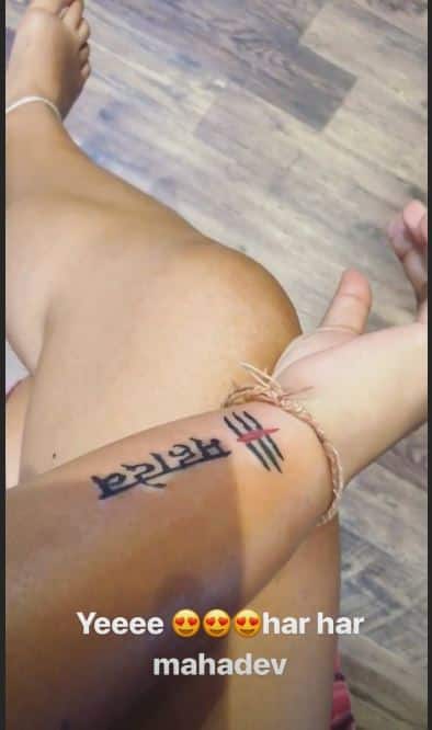 बारिश में रोमांटिक हुईं ये एक्ट्रेस, देखकर आप भी कहेंगे- वो भीग रही है बारिश में और आग लगी है पानी में...