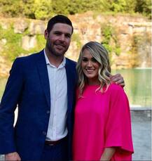 सिंगर कैरी अंडरवुड ने पति के साथ कुछ ऐसे मनाई शादी की 8वीं सालगिरह