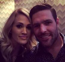 सिंगर कैरी अंडरवुड ने पति के साथ कुछ ऐसे मनाई शादी की 8वीं सालगिरह