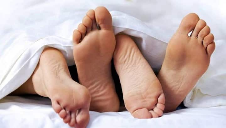 पीएम 2.5 और पीएम 10 जैसे जहरीले कण, जो हमारे बालों से भी 30 गुना ज्यादा बारीक और पतले होते हैं, उनसे युक्त हवा जब सांस के जरिए हमारे फेफड़ों में   जाती है, तो उसके साथ उसमें घुले कॉपर, जिंक, लेड जैसे घातक तत्व भी हमारे शरीर में चले जाते हैं, जो प्रकृति में एस्ट्रोजेनिक और एंटीएंड्रोजेनिक होते हैं. लंबे   समय तक जब हम ऐसे जहरीले कणों से युक्त हवा में सांस लेते हैं, तो उसकी वजह से संबंध बनाने की इच्छा पैदा करने के लिए जरूरी टेस्टोस्टेरॉन और स्पर्म सेल   के प्रोडक्शन में कमी आने लगती है. फोटोः गूगल फ्री इमेज