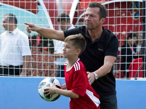 व्यंग्यः चार आखर फुटबॉल के...