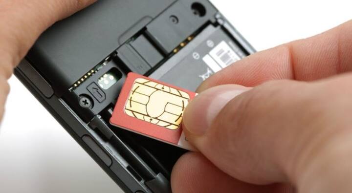 इसतरह के मामलों में आपका बैंक अकाउंट का आईडी और पासवर्ड स्कैम करने वालों के पास पहले से मौजूद होता है बात सिर्फ ओटीपी पर आ कर अटकती है और सिम स्वैप के जरिए धोखाधड़ी कपने वाले लोग आपका ओटीपी भी पा लेते हैं और आपके अकाउंट से पैसे ले उड़ते हैं.