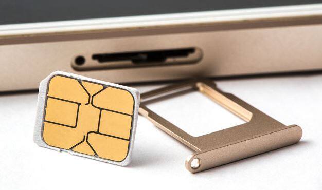 अगर आप अपना यूनिक 20 डिजिट वाला सिम नंबर स्कैम करने वाले से साझा करते हैं तो वह आपको 1 दबाने की सलाह देगा. ये सिम स्वैप को सहमति देने के लिए होगा. आपके यूनीक नंबर से वह टेलीकॉम कंपनी को सिम स्वैप के आवेदन करेगा. आप 1 बटन दबाएंगे तो इसतरह आप अपने सिम स्वैप के लिए सहमत हो जाएंगे. टेलीकॉम कंपनियों को लगेगा ये रिक्वेस्ट आपकी ओर की गई है. इसतरह आपका नंबर हाईजैक कर लिया जाएगा.