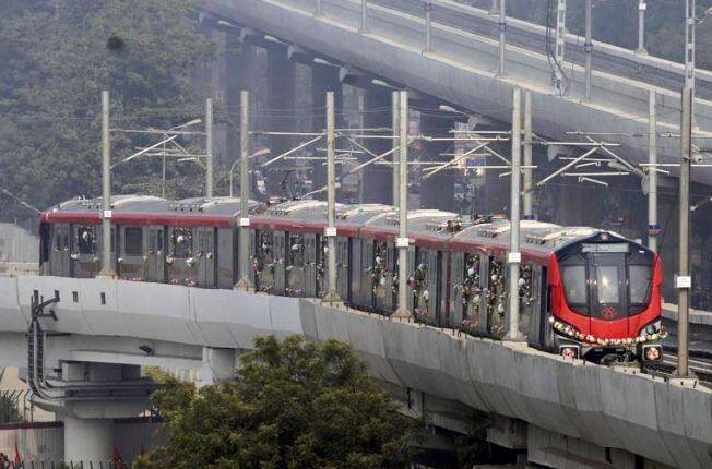 नवाबों और तहजीबों का शहर कहे जाने वाला लखनऊ भी उन शहरों की लिस्ट में शामिल है जहां आज मेट्रो अपनी रफ्तार तेजी से पकड़ती है. हालांकि अभी पहले चरण का ही काम पूरा हुआ है लेकिन विस्तार का काम तेजी से चल रहा है. (फोटो-गूगल फ्री इमेज)