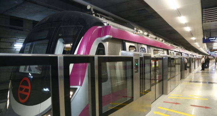 देश की राजधानी दिल्ली में मेट्रो ने साल 2002 में रफ्तार पकड़ी. 231 किलोमीटर के इलाके में फैले इस मेट्रो ट्रेन के नेटवर्क को देश का सबसे बड़ा मेट्रो नेटवर्क माना जाता है. (फोटो-गूगल फ्री इमेज)