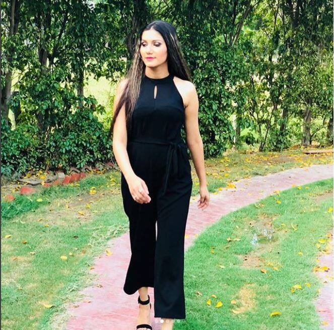 'सोनू के टीटू की स्वीटी की शादी' में आइटम सॉन्ग पर डांस कर जहां सपना सने सभी को हैरान कर दिया था. वहीं पहली बार सिल्वर स्क्रीन पर अपनी मौजूदगी भी दर्ज करा दी है.