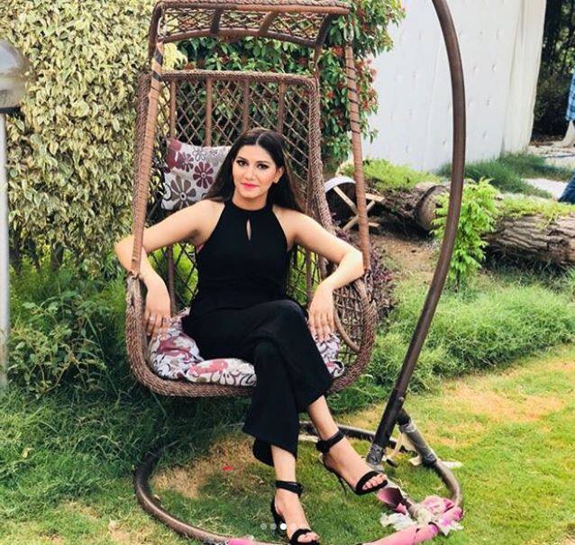 इस आइटम सॉन्स के बाद सभी को उनके बॉलीवुड डेब्यू का काफी बेसब्री से इंतजार है. सपना हाल के दिनों में कई फिल्मों और अवार्ड कार्यक्रम में परफार्मेंस देती नजर आई हैं.