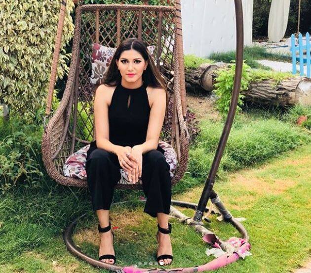  सपना चौधरी अपने फिटनेस पर पहले से ज्यादा ध्यान दे रही हैं. सपना ने अपना वजन कम कर लिया है. सपना चौधरी के फैन पहले हरियाणा से ज्यादा थे लेकिन बिग बॉस 11 के सीजन के बाद से इनकी फैन फॉलोइंग पूरे देश में बढ़ गई है.