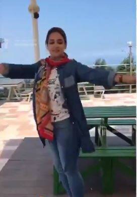 डांस की वीडियो को शेयर करते हुए #dancing_isn't_a_crime हैशटैग का इस्तेमाल भी किया जा रहा है. अब तक ईरान और ईरान के बाहर रहने वाली हजारों महिलओं ने अपने वीडियो शेयर किए है. (तस्वीर-सोशल मीडिया)