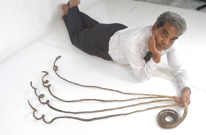 गिनीज वर्ल्ड रिकॉर्ड धारक चिल्लाल ने साल 1952 से अपने बायें हाथ के नाखूनों को नहीं काटा था. (तस्वीर: फेसबुक) 