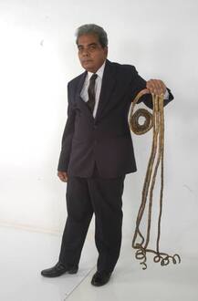 विश्व के सबसे लंबे नाखूनों वाले गिनीज रिकॉर्ड धारक श्रीधर चिल्लाल ने कटवाएं अपने नाखून