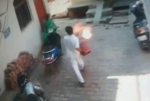 सिलेंडर में आग लगाकर महिला के पीछे भागने लगा युवक, हैरत में आ गए देखने वाले सिलेंडर में आग लगाकर महिला के पीछे भागने लगा युवक, हैरत में आ गए देखने वाले