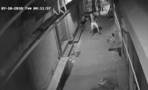 दिल्ली में चोरी के दौरान चोर ने लगाए ठुमके, सीसीटीवी कैमरे में कैद हुआ डांस