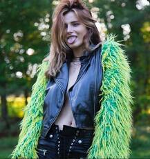 एक्ट्रेस बेला थोरेन ने  करवाया टॉपलेस फोटोशूट, देखें तस्वीरें