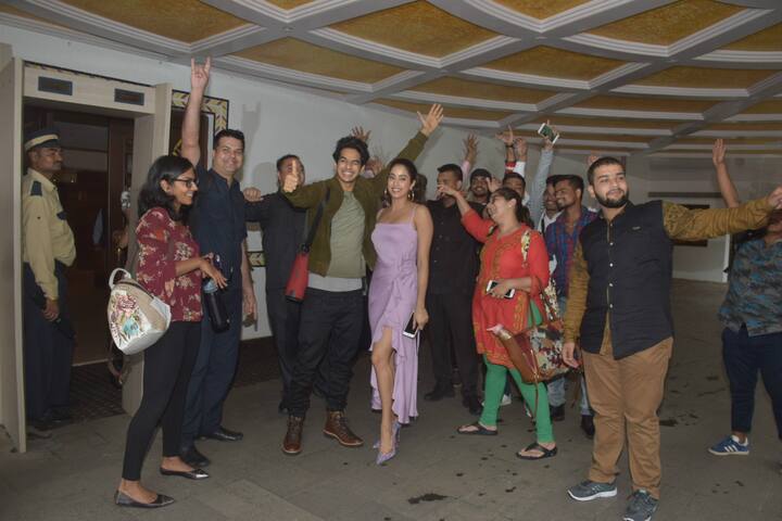 बॉलीवुड में फिल्म ‘धड़क’ से कदम रखने जा रहीं जाह्नवी प्रमोशन के दौरान बेहद खूबसूरत ड्रेस में नज़र आईं. (तस्वीर: मानव मंगलानी)