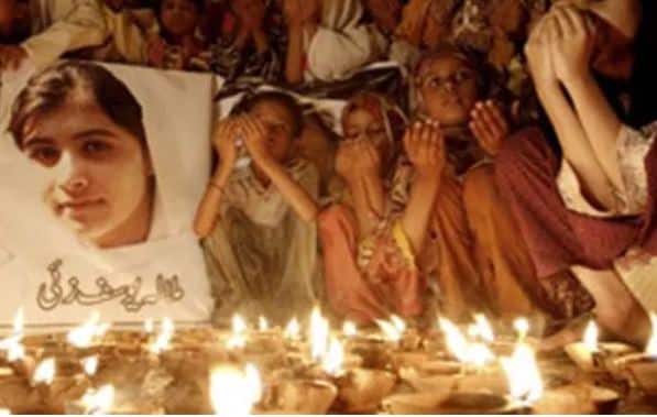 
इस हमले के बाद मलाला को इंग्लैंड ले जाया गया जहां उन्हें 10 दिन बाद होश आया. डॉक्टर्स ने बताया कि उनकी रिकवरी के लिए दुनिया भर में दुआएं मांगी गई. कई महीनों तक चली सर्जरी और पुनर्वास के बाद मलाला इंग्लैंड में रहने लगी. (तस्वीर: इंस्टाग्राम)   