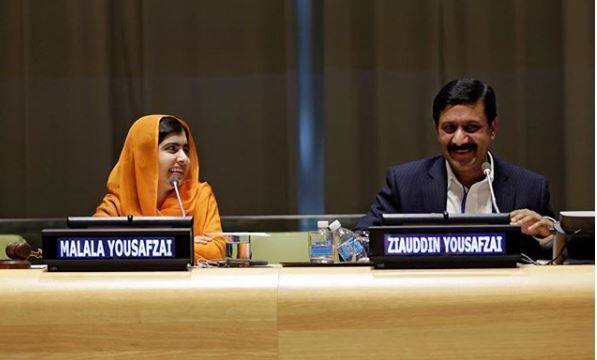 साल 2012 में उन्होंने सभी लड़कियों की ओर से सार्वजनिक तौर पर पढ़ने के अधिकारों की बात रखी जिसके लिए तालिबान की ओर से उन्हें टार्गेट कर गोली मार दी गई. यह हादसा तब हुआ जब वो स्कूल से अकेले बाहर निकल रही थीं उस वक्त एक नकाबपोश आया और उसने उनके सिर पर गोली मार दी. फिर इस हमले को लेकर तालिबान ने जिम्मेदीरी ली थी और कहा था कि मलाला ने उदारवाद को बढ़ावा दिया था इसलिए उनके साथ ऐसा हुआ. (तस्वीर: इंस्टाग्राम) 