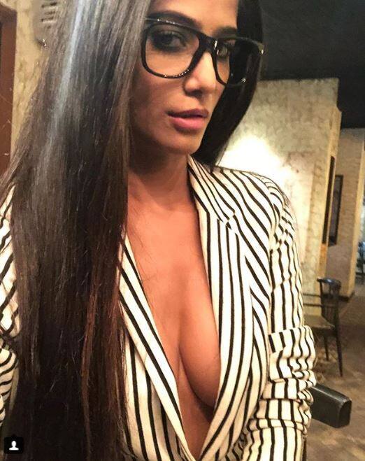 दुनिया की सबसे हॉट अभिनेत्री और मॉडल्स की लिस्ट में शामिल पूनम पांडे इस साल 15 जुलाई को फुटबॉल के फाइनल मैच की स्क्रीनिंग में शामिल होंगी. इसके लिए पूनम ने जो फीस मांगी है उसे सुनने के बाद सभी चौंकने वाले हैं. (Photo: ipoonampandey)