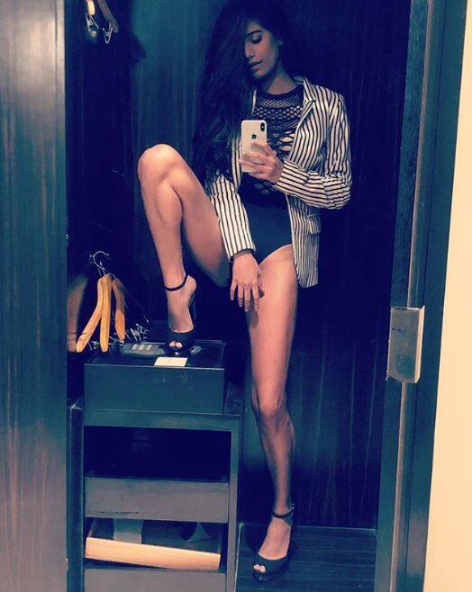 फुटबॉल फाइनल गेम की स्क्रीनिंग के लिए पूनम नेपाल में एशिया के सबसे बड़े क्लब डेजावू काठमांडू जाएंगी जिसके लिए पूनम ने एक करोड़ रुपए मांगे हैं. इस फुटबॉल मैच को वो क्लब के मेंबर्स के साथ देखेंगी. (Photo: ipoonampandey)