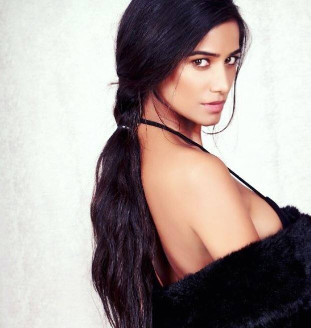 इसके बाद पूनम ने आईपीएल में शाहरुख खान की टीम की जीत के लिए भी यहीं ऐलान किया था कि यदि केआरके आईपीएल जीतेगी तो वी स्ट्रीप करेंगे. (Photo: ipoonampandey)