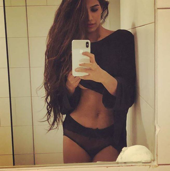 पूनम सोशल मीडिया पर बेहद एक्टिव रहती हैं, वो अक्सर ही अपनी हॉट तस्वीरें इंस्टाग्राम पर पोस्ट करती रहती हैं. (Photo: ipoonampandey)