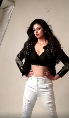 सोशल मीडिया पर हसीन का लेटेस्ट फोटोशूट काफी वायरल हो रहा है. बता दें कि ये तस्वीर हसीन के उसी फोटोशूट की है.