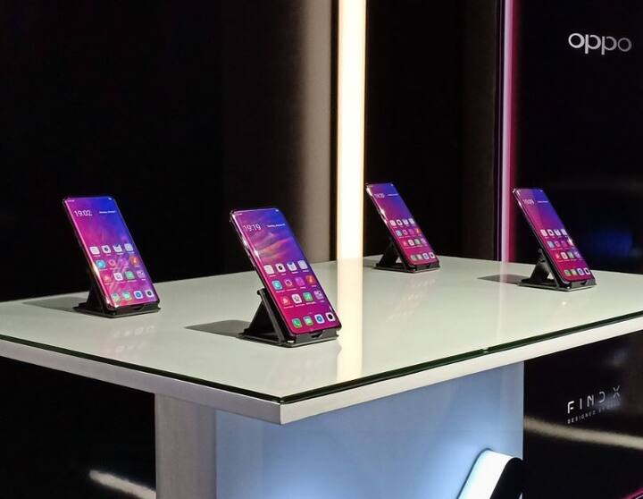 चीनी स्मार्टफोन ब्रैंड ओप्पो ने कल अपना फ्लैगशिप डिवाइस ओप्पो फाइंड एक्स को भारत में लॉन्च कर दिया. फोन की खास बात पॉप अप कैमरा है जो सिर्फ एक बटन दबाते ही बाहर आ जाता है. फोन की कीमत 59,990 रुपये है. स्मार्टफोन गूगल पिक्सल 2 XL, एपल आईफोन X और सैमसंग गैलेक्सी एस 9 को कड़ी टक्कर दे रहा है. तो चलिए जानते हैं कि इन तीनों फोन के मुकाबले ओप्पो फाइंड एक्स के स्पेक्स कैसे हैं.