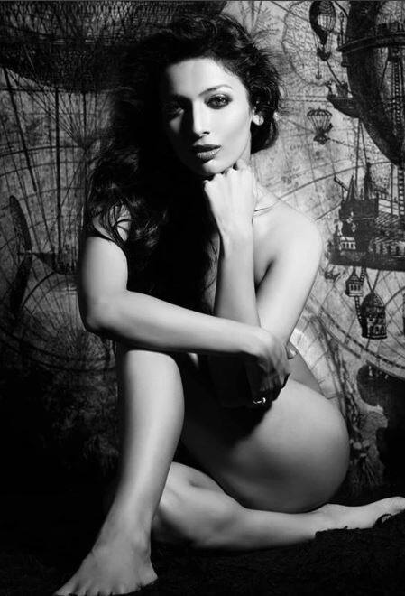 हिना की इन तस्वीरों पर फैंस लाइक और कमेंट करते नहीं थकते हैं. (Photo: theofficialheena)