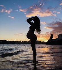 बिकनी की तस्वीरें पोस्ट करने के चक्कर में ये हसीना बच्चे को जन्म देने के 12 दिन बाद ही पहुंच गई बीच पर