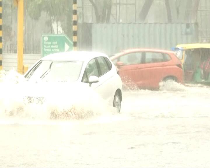 अचानक हुई इस बारिश से मंडी हाउस, करोल बाग, निजामुद्दीन ईस्ट, नोएडा, गाजियाबाद, फरीदाबाद समेत कई इलाकों में पानी भर गया है.