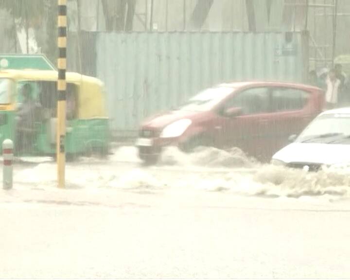 ट्रैफिक पुलिस के मुताबिक आईटीओ, आनंद पर्वत, साउथ दिल्ली और नई दिल्ली इलाके में जलभराव की वजह से ट्रैफिक जाम है.