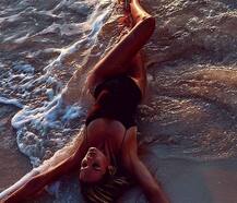 बिकनी की तस्वीरें पोस्ट करने के चक्कर में ये हसीना बच्चे को जन्म देने के 12 दिन बाद ही पहुंच गई बीच पर