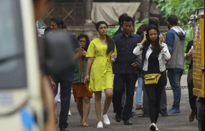 कुछ दिन पहले मुंबई के एक स्टूडियो में प्रिया प्रकाश की शूटिंग के समय की तस्वीरें भी सामने आईं थी. (Photo- Manav Manglani)