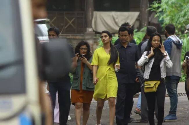 हालांकि उस दौरान प्रिया का मूड कुछ ठीक नहीं लगा और उन्होंने मीडिया के सामने पोज देने से इंकार कर दिया था. (Photo- Manav Manglani)