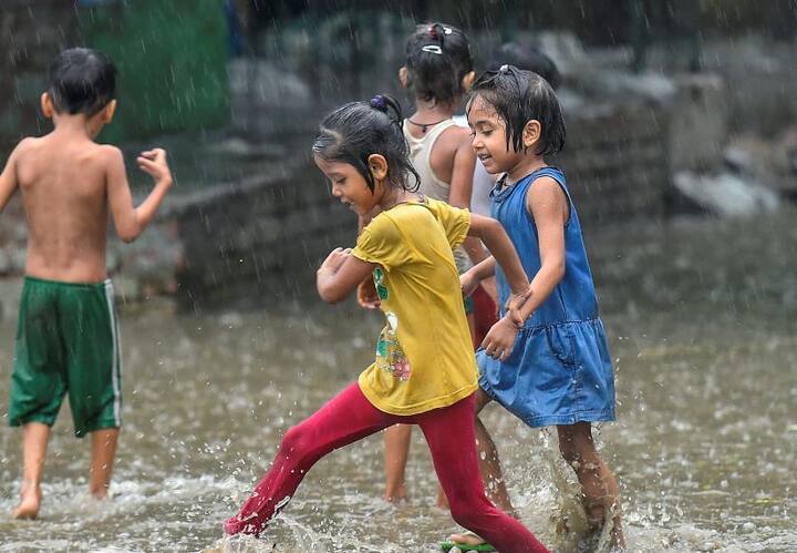 कई दिनों से जारी गर्मी के बाद हुई इस बारिश से दिल्ली वालों को गर्मी से भी निजात मिली है. इंडिया गेट के पास कई बच्चे बारिश में मस्ती करते नजर आए. स्कूल से लौट रहे बच्चों ने भी बारिश का मजा लिया.