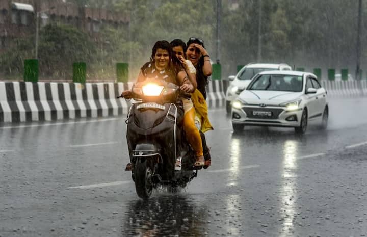 दिल्ली ट्रैफिक पुलिस ट्विटर पर लगातार जलभराव वाले इलाकों और ट्रैफिक की स्थिति को लेकर जानकारी दे रही है.