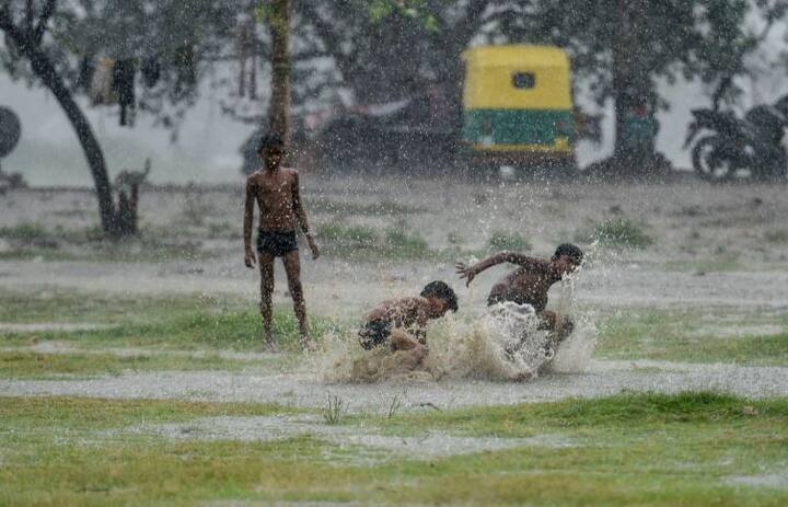 दिल्ली के पूसा में 69 मिमी, आर्यनगर में 55 मिमी और नई दिल्ली में 37 मिमी, गुरग्राम में 22 मिमी, इंदिरापुरम में 17 मिमी बारिश रिकॉर्ड की गई। मौसम विभाग के मुताबिक बारिश रात में भी जारी रहेगी.