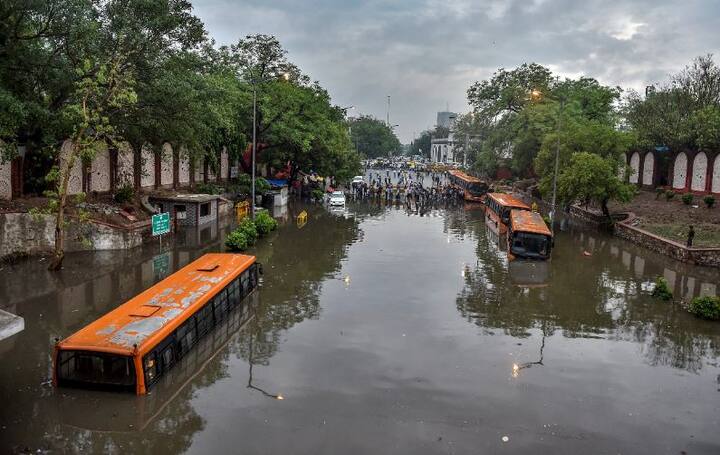 मानसून आने के बाद भी कम बारिश से जूझ रहे दिल्ली एनसीआर में आज तेज बारिश से थोड़ी राहत मिली. लेकिन एक घंटे की बारिश ने ही दिल्ली के इंतजामों की पोल खोल कर रख दी. अचानक हुई इस बारिश से मंडी हाउस, करोल बाग, निजामुद्दीन ईस्ट, नोएडा, गाजियाबाद, फरीदाबाद समेत कई इलाकों में पानी भर गया. बारिश से दिल्ली के कई इलाकों में भारी जाम भी लग गया.