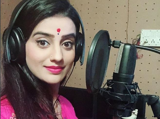 Bhojpuri Actress Akshara Singh slams Anubhav Sinha on social media अक्षरा सिंह ने किया अनुभव सिन्हा पर पलटवार, कहा-'भोजपुरी में नंगा नाच तो बॉलीवुड में क्या होता है?'