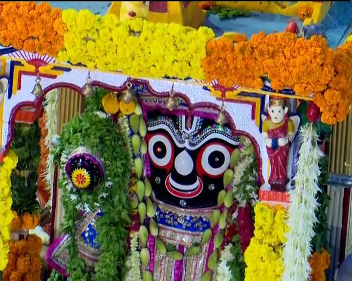 अहमदाबाद में मंत्रोच्चार के साथ मंगला आरती के पहले भगवान जगन्नाथ का भव्य स्नान और अभिषेक किया गया.  मान्यता के मुताबिक भगवान जगन्नाथ स्वस्थ होने के बाद रथ के जरिए शहर में निकलते हैं.