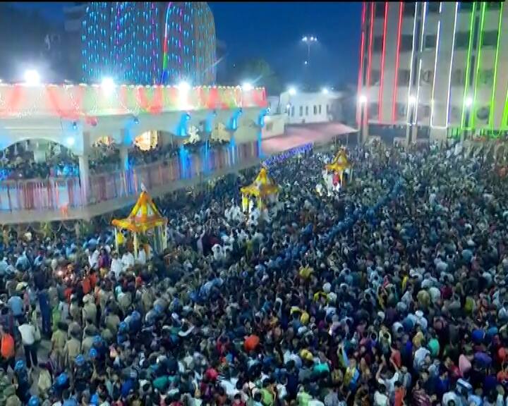 रथयात्रा में राज्य के प्रमुख यानी सीएम की तरफ से भगवान के स्वागत की परंपरा है.  इसका संदेश ये है कि जगत के स्वामी जगन्नाथ हैं और सभी उनके सेवक हैं.