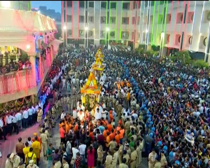अहमदाबाद में रथयात्रा भगवान जगन्नाथ के मुख्य मंदिर से सरसपुर के रणछोड़दास मंदिर तक जाएगी. भगवान जगन्नाथ, बलभद्र और सुभद्रा के रथ यहां करीब दो घंटे रुकेंगे. सरसपुर के रणछोड़दास मंदिर को भगवान जगन्नाथ का ननिहाल कहा जाता है.