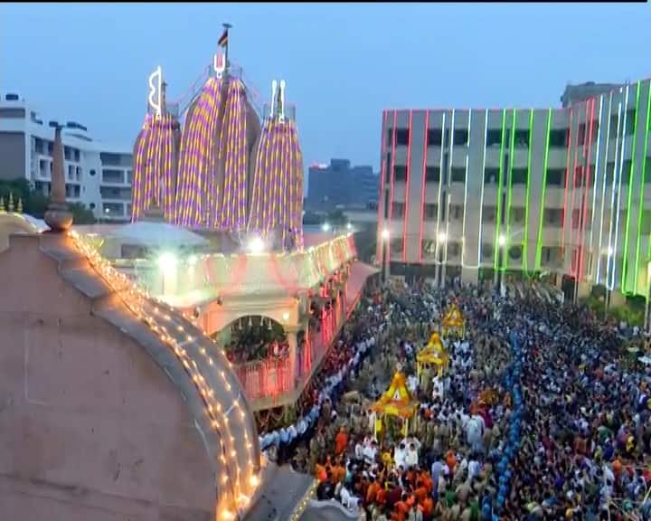 आज यानी शनिवार को आषाढ़ शुक्ल पक्ष की द्वितीया तिथि है. इस मौके पर ओडिशा के पुरी और गुजरात के अहमदाबाद में भगवान जगन्नाथ की भव्य रथयात्रा निकाली जा रही है.