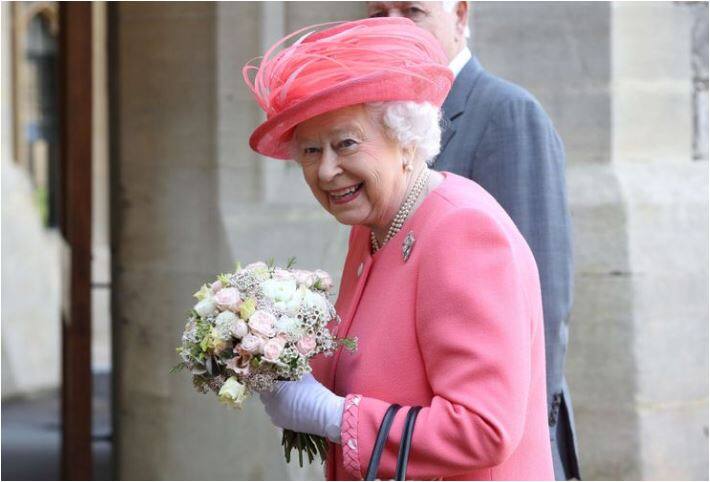 कहा जाता है कि जब एलिजाबेथ के पोते प्रिंस विलियम अपने बचपन में अपनी दादी को 'गैरी' कहा करते थे. इसके पीछे एक खास वजह भी है. दरअसल विलियम अपने बचपन में थोड़ा तुतलाते थे यही वजह है कि उनको अंग्रेजी शब्द ग्रैनी को सही से बोलने में दिक्कत होती थी और वो दादी को गैरी कह कर पुकारा करते थे. (तस्वीर-सोशल मीडिया)