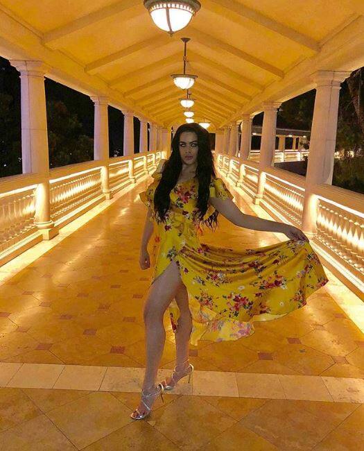 अपनी पहली ही स्टोरी में उन्होंने बताया कि वो संजय दत्त की बेटी हैं या बाबा की? इसके जवाब में उन्होंने लिखा 'बाबा की'.