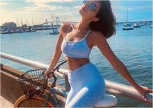 PHOTOS: समुद्र किनारे साइकिलिंग का मजा ले रही हैं ये हॉलीवुड मॉडल