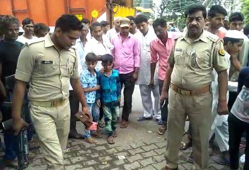 पत्नी को लेकर भाग गया था चचेरा भाई, सरेआम ईंट से कुचलकर किया कत्ल Wife absconded with cousin, husband murdered him brutally पत्नी को लेकर भाग गया था चचेरा भाई, सरेआम ईंट से कुचलकर किया कत्ल