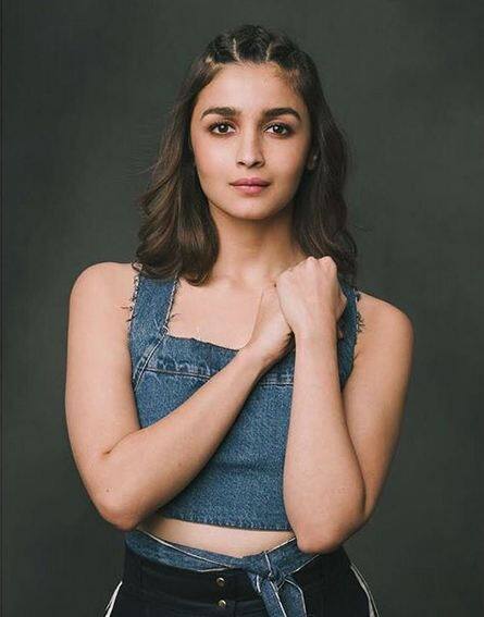 आलिया भट्ट के एक नहीं बल्कि कई नाम है जैसे 'आलू', 'आलू कचालू', 'आलू कालू' और 'आलूस'. ये सभी नाम उनके बॉलीवुड में डेब्यू करने से पहले मोटापे के कारण बुलाए जाते थे. फोटोः इंस्टाग्राम