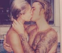 सगाई के बाद पूल में इस तरह वक्त बिता रहे हैं जस्टिन बीबर और हैली बैल्डविन